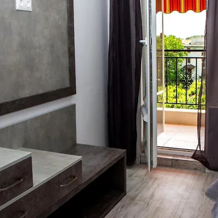 D And P Apartment *