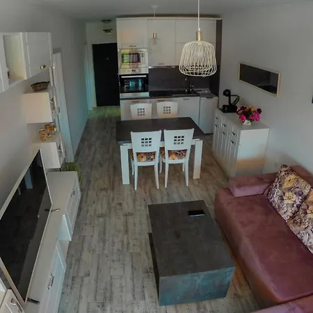 D And P Apartment *